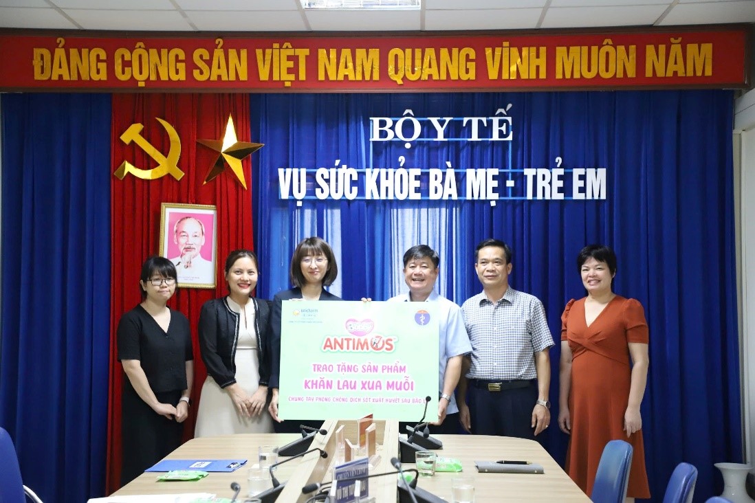 Diana Unicharm phối hợp với Vụ Sức khỏe Bà mẹ - Trẻ em Bộ Y tế phát tặng Khăn lau xua muỗi Bobby Antimos cho người dân 6 tỉnh bị ảnh hưởng bởi bão, lũ